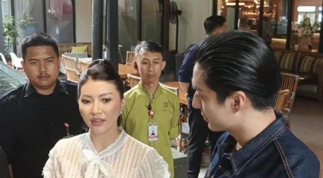 Sarwendah bagi-bagi TV ke tetangga rumahnya. (Selvianus Kopong Basar FTNews.co.id)